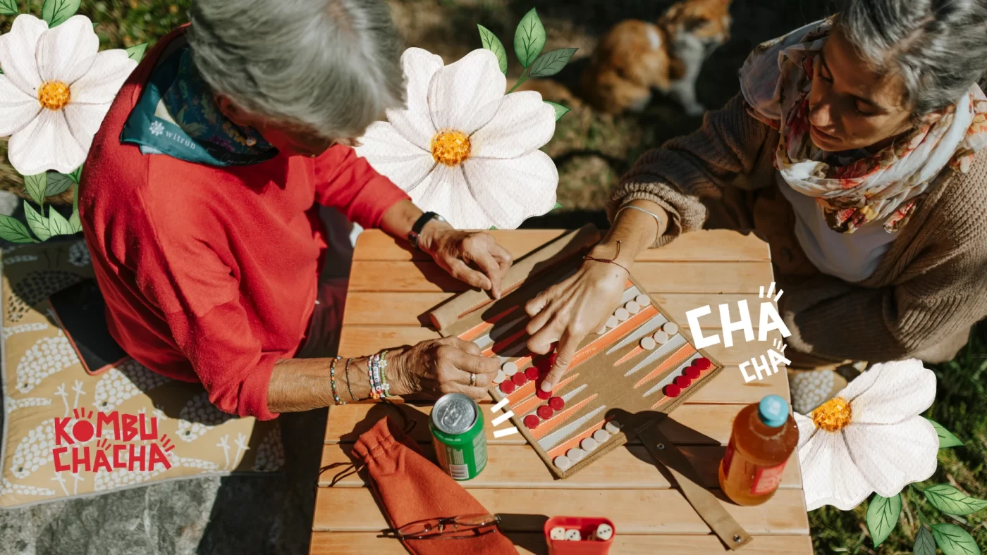 Familia disfrutando de las propiedades de la kombucha de kombuchacha