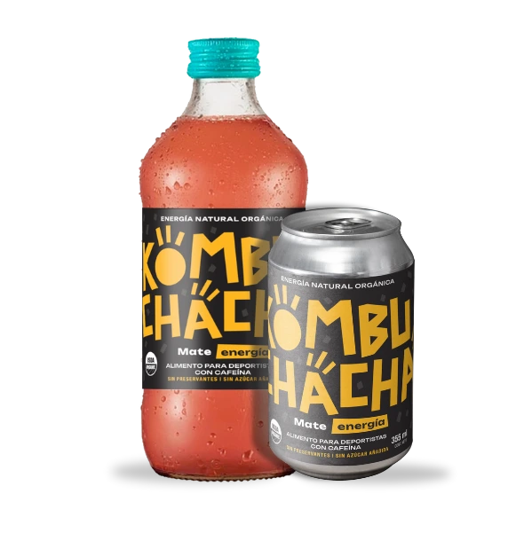 Botella y lata de kombucha mate con energía natural de Kombuchacha, con etiqueta negra y detalles en amarillo.